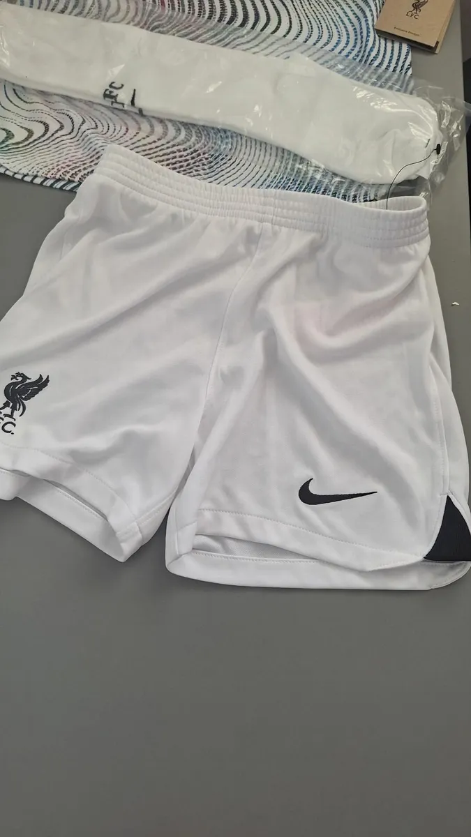 Child size Liverpool FC 22/23 away - Image 3