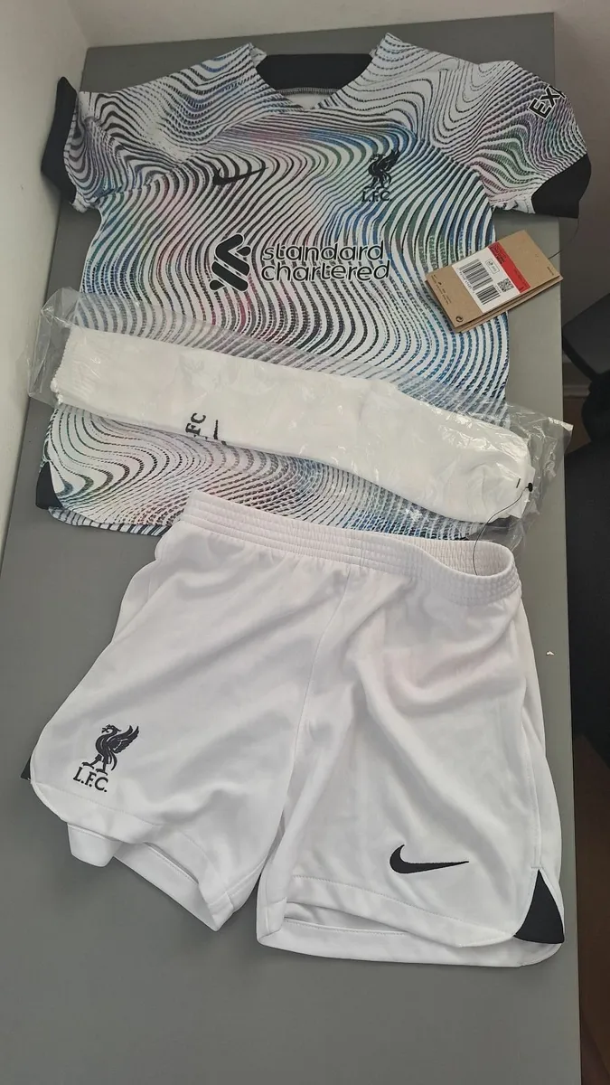 Child size Liverpool FC 22/23 away - Image 1
