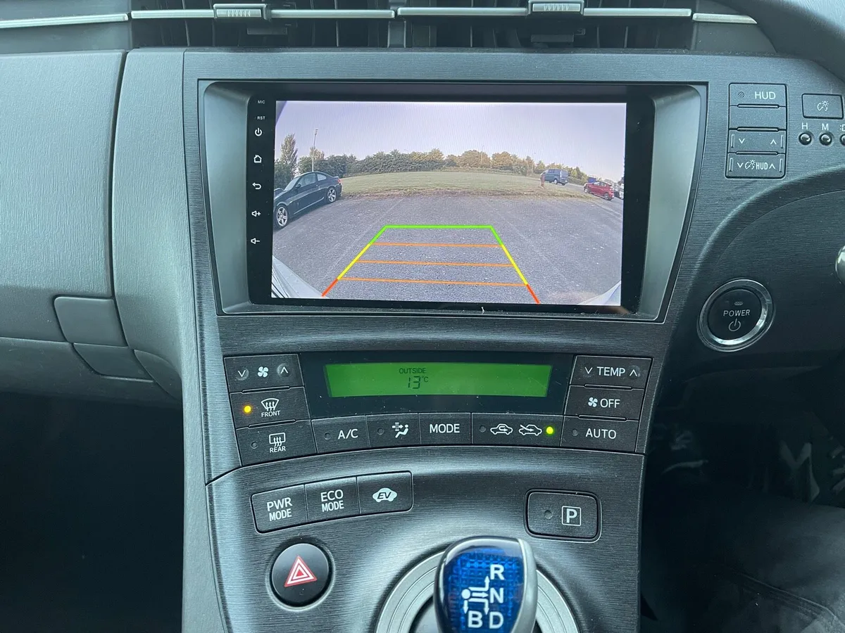2010 Toyota Prius Luxury - Image 2