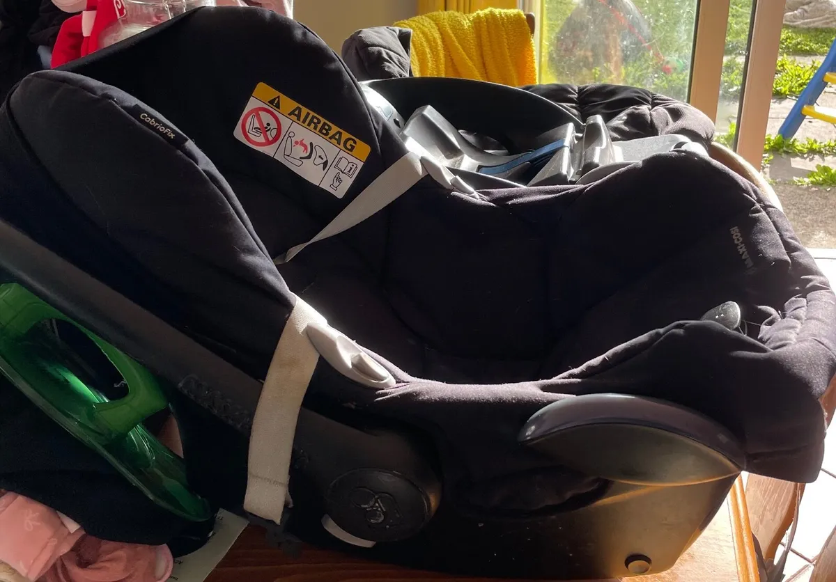 Baby car seat, base and foot muff - Image 1