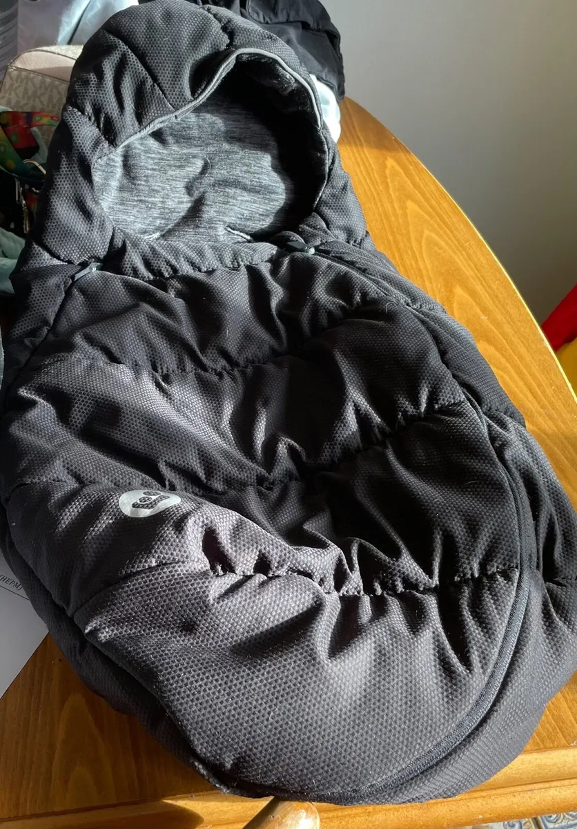 Baby car seat, base and foot muff - Image 2