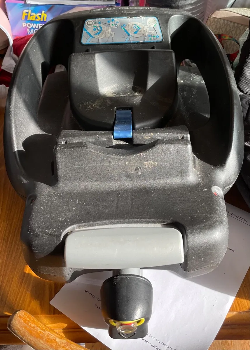 Baby car seat, base and foot muff - Image 3