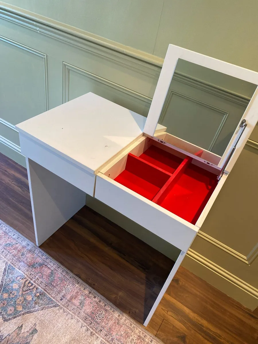 Dressing table - Image 1