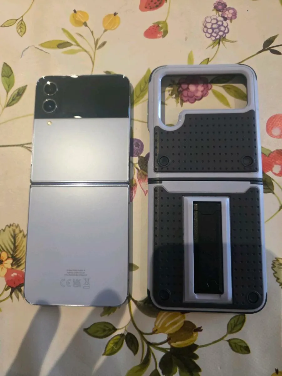Samsung Galaxy Zflip 4 UNLOCKED - Image 1