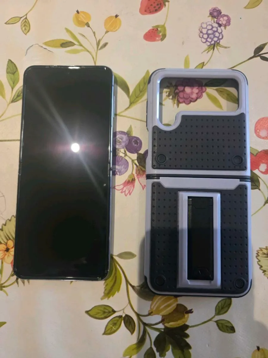Samsung Galaxy Zflip 4 UNLOCKED - Image 2