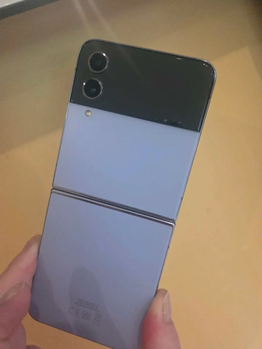 Samsung Galaxy Zflip 4 UNLOCKED - Image 3