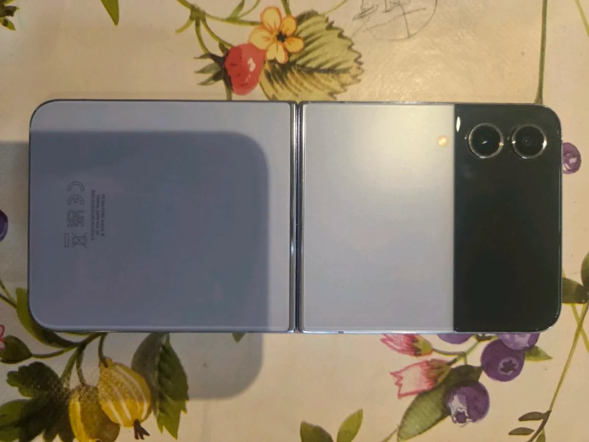 Samsung Galaxy Zflip 4 UNLOCKED - Image 4