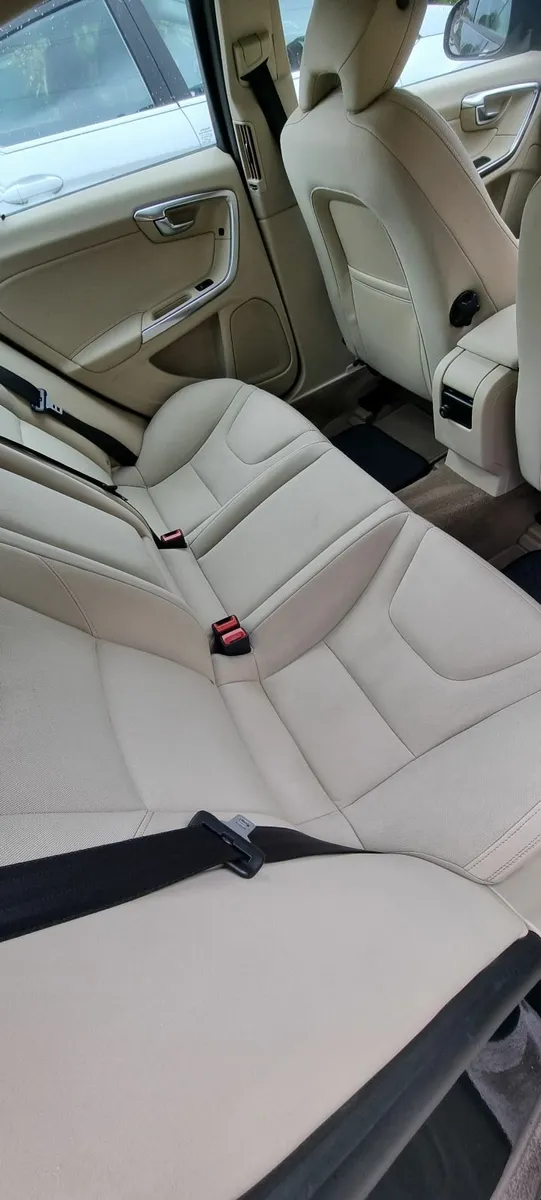 Volvo S60 2011 - Image 2