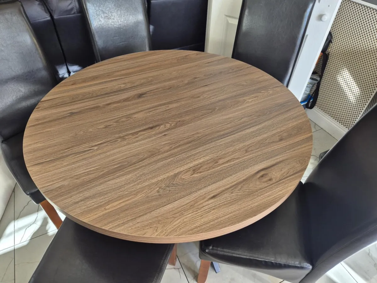 Table and 5 chairs - Image 1