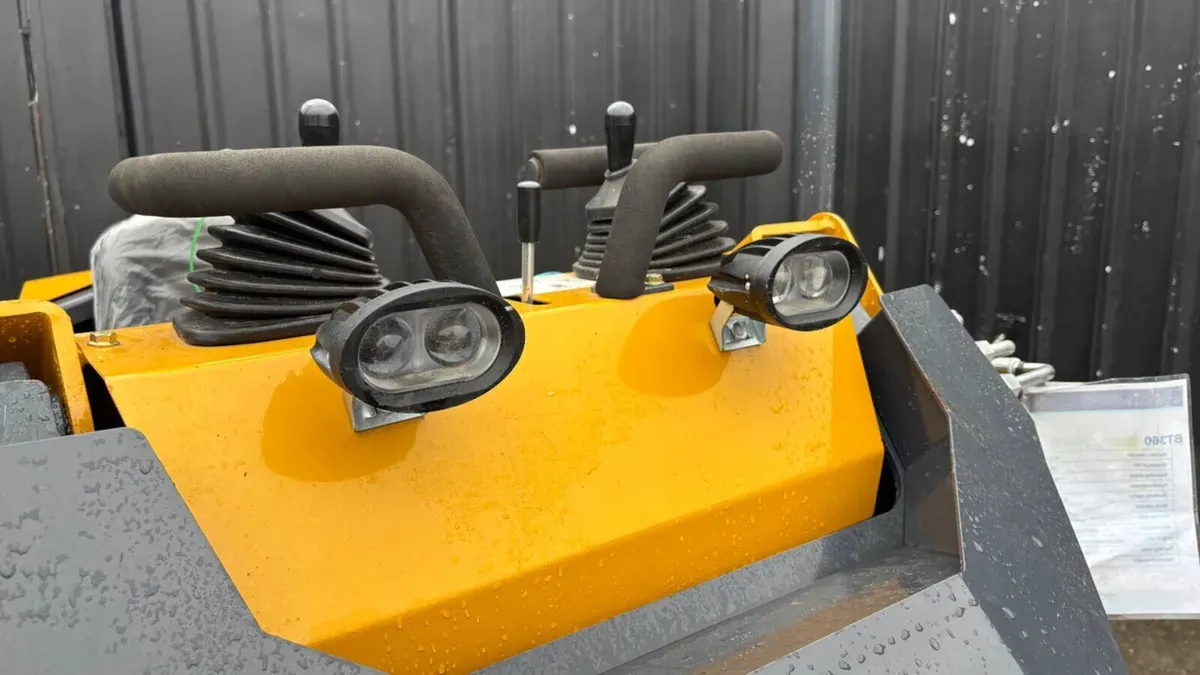 Bisontek BT360 Tracked Skid Steer Loader – Compact - Image 2