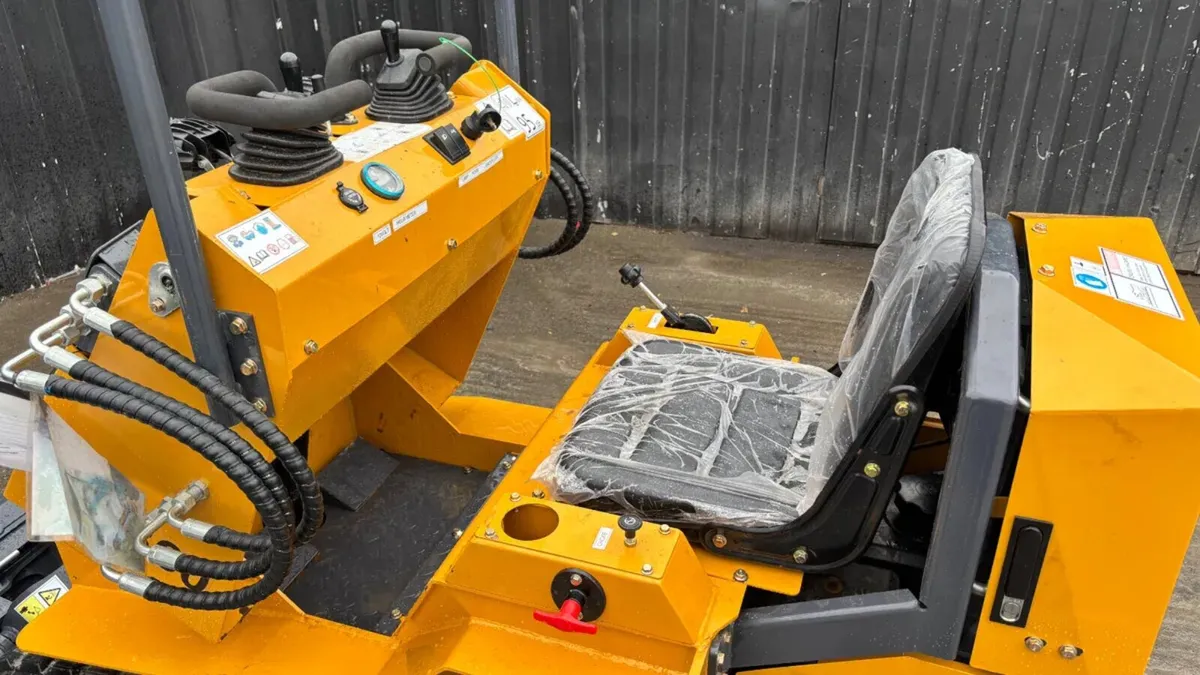 Bisontek BT360 Tracked Skid Steer Loader – Compact - Image 4