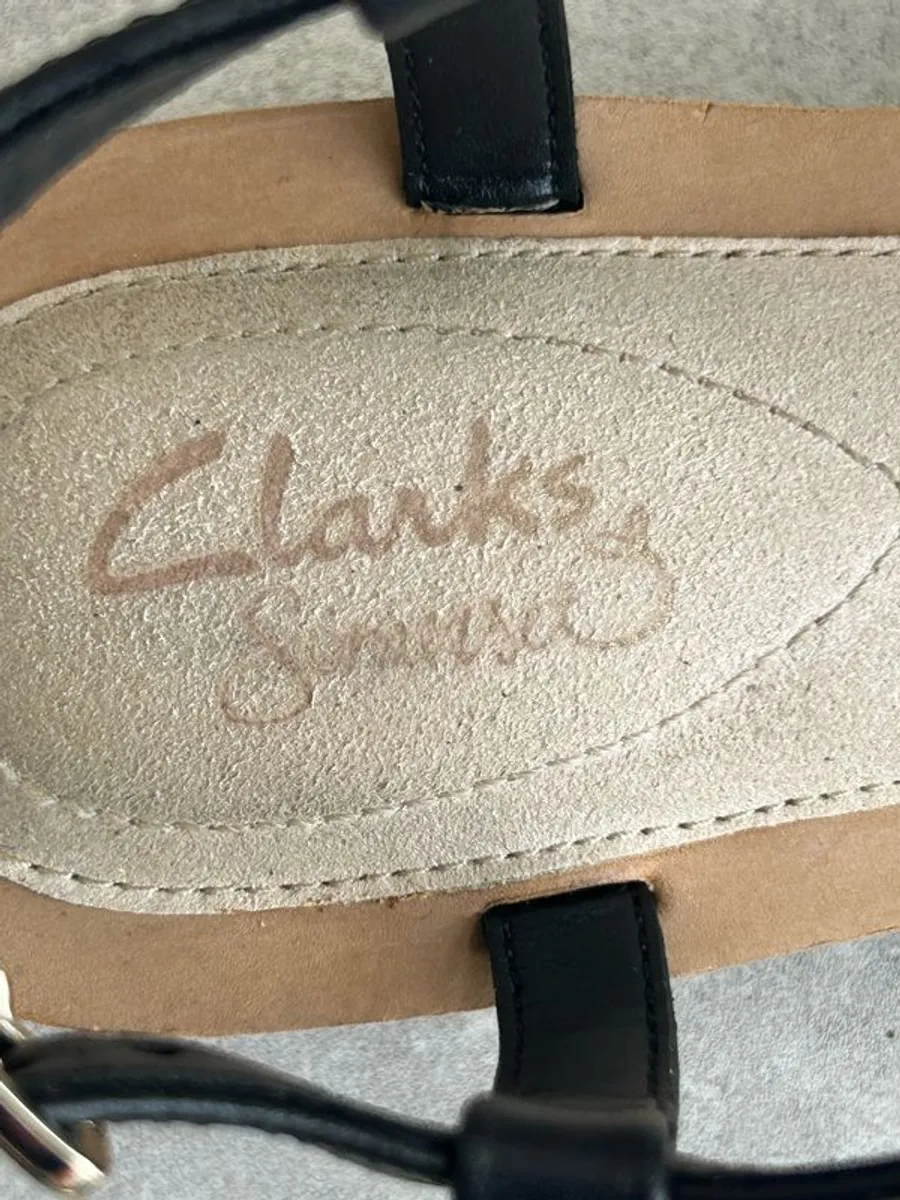 Clark's black leather sandals size 4.5 - Image 4