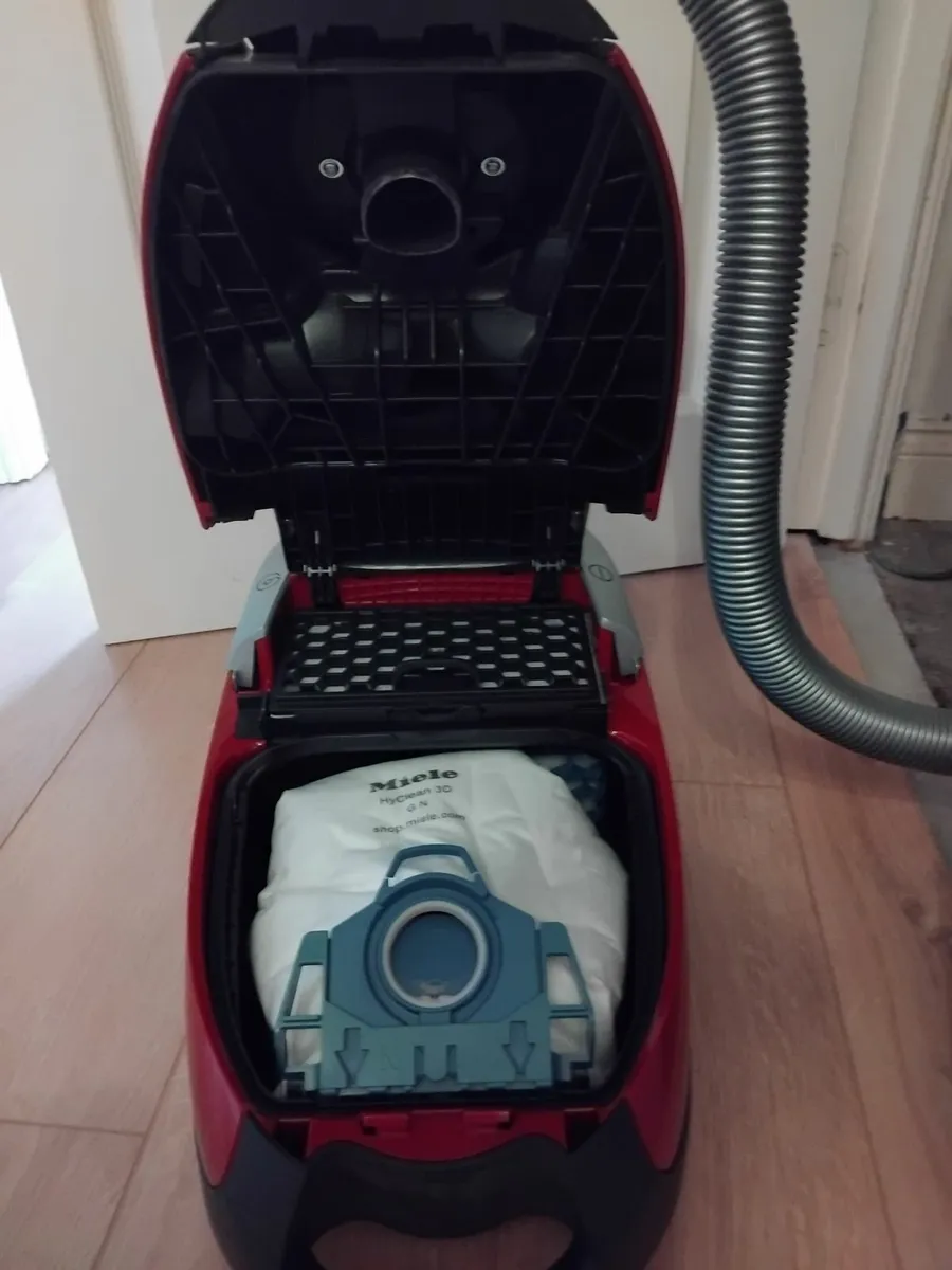 Miele Complete C2 Tango Vacuum cleaner - Image 2