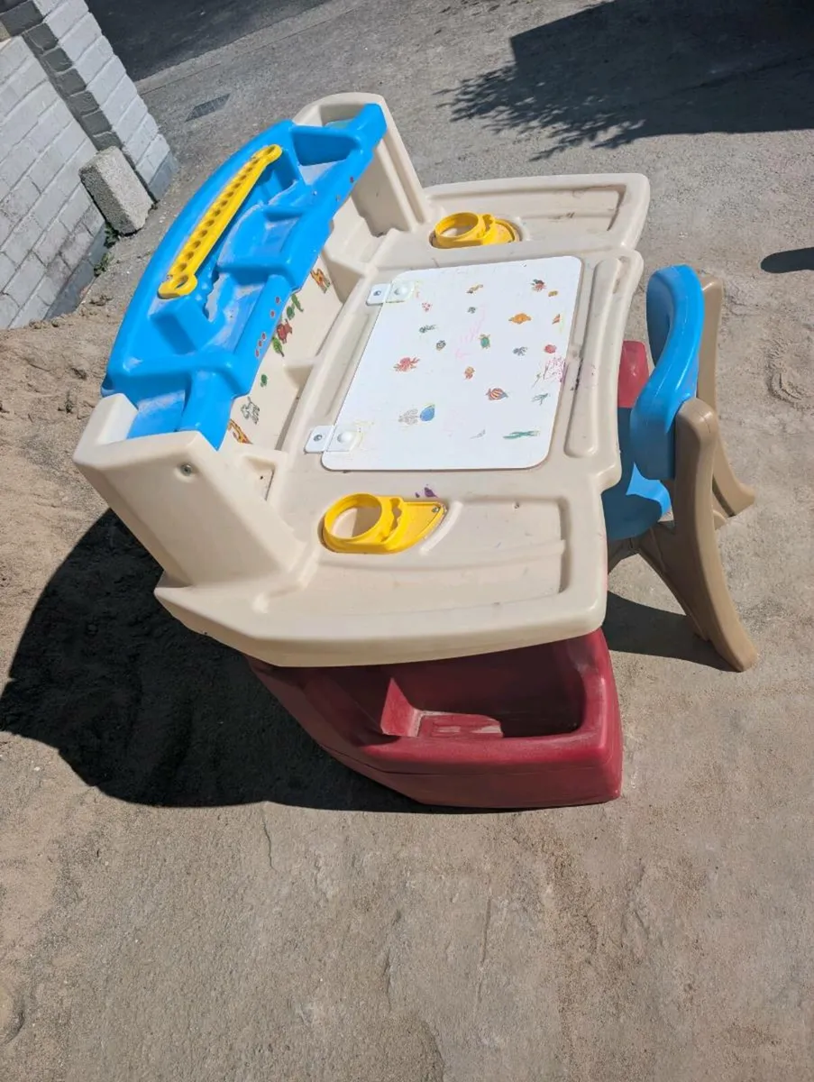Childs art table and chair - Image 1