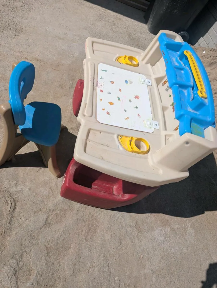 Childs art table and chair - Image 2