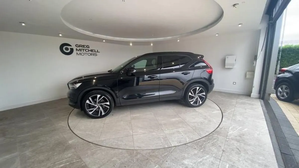Volvo XC40 2.0 D4  190  R Design Pro 5dr AWD Gear - Image 4