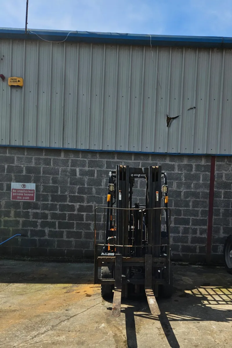 2.5 ton Diesel Doosan forklift - Image 3