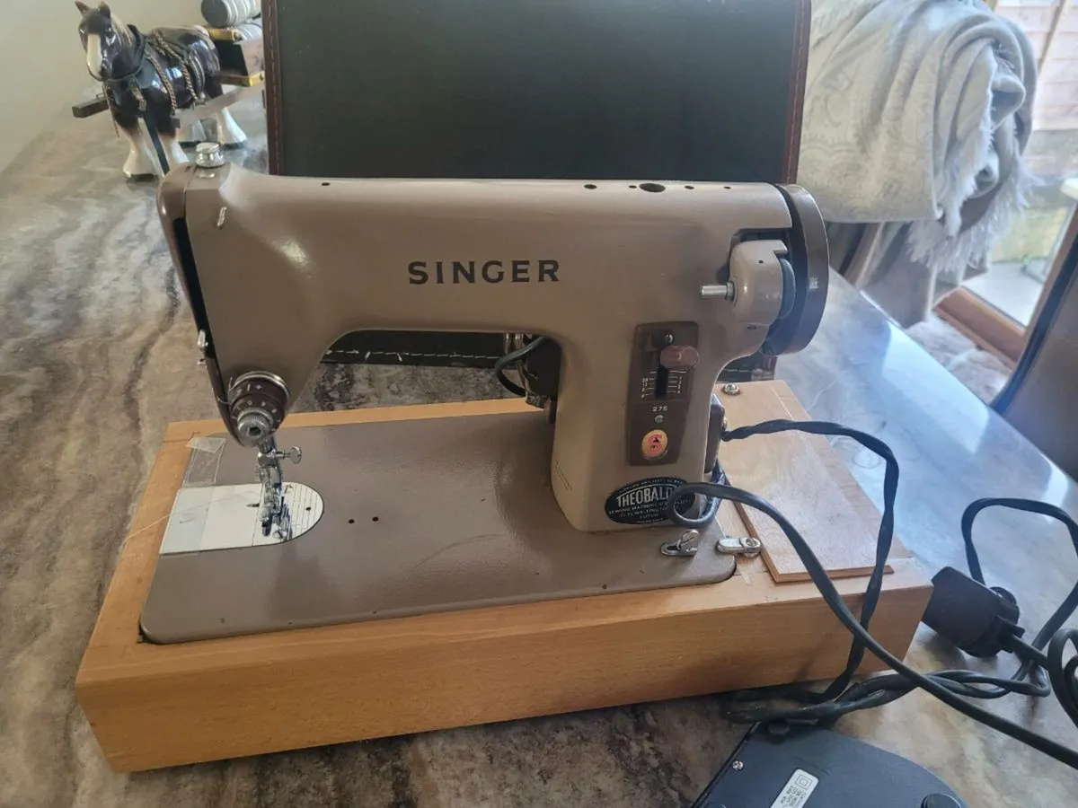 Singer sewing machine - Image 1