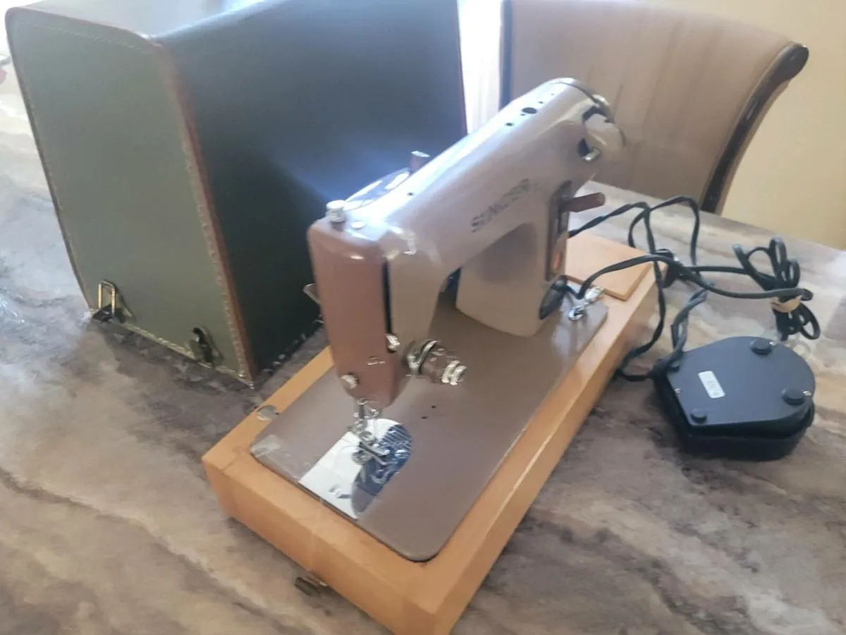 Singer sewing machine - Image 2