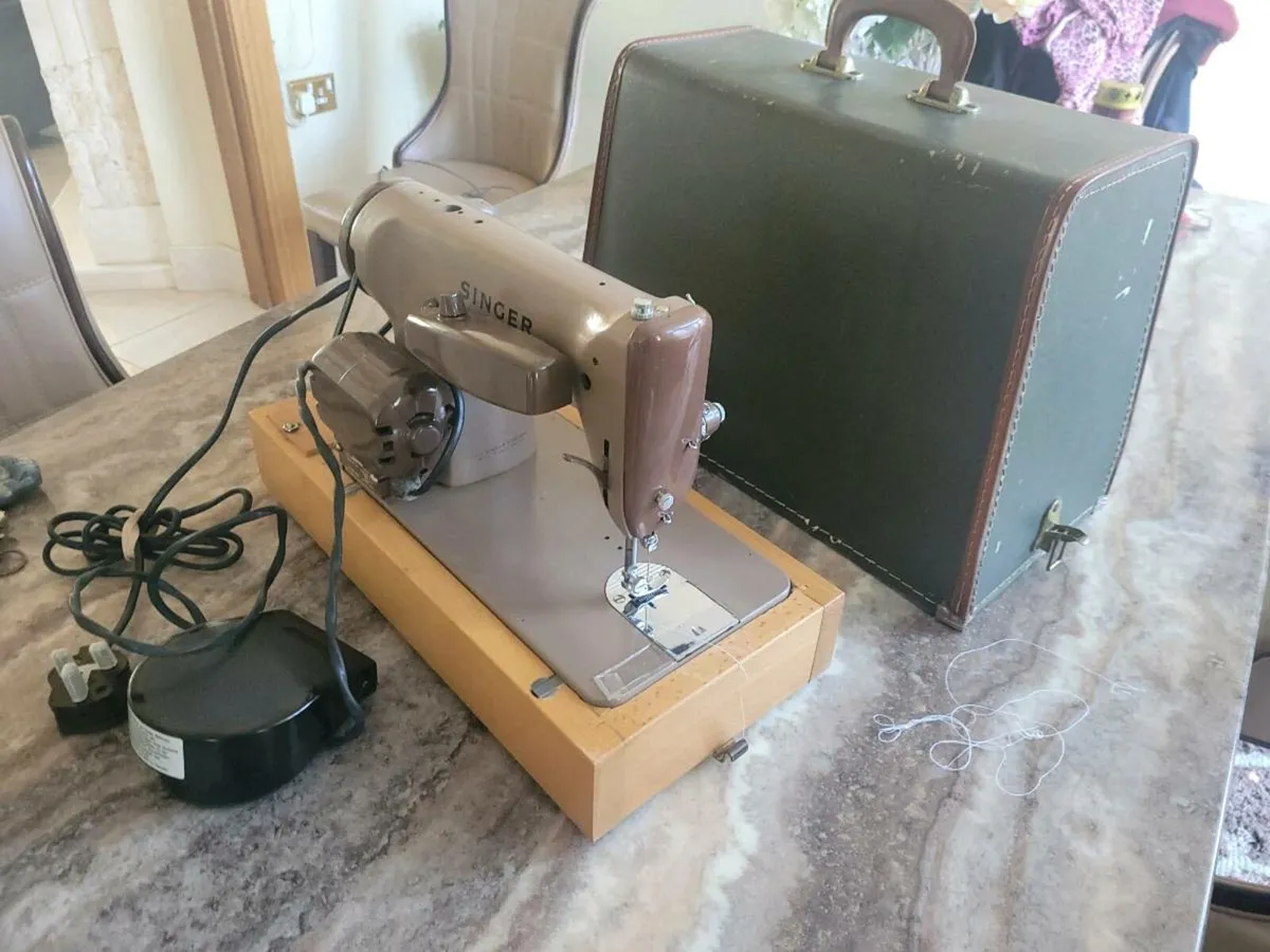 Singer sewing machine - Image 4
