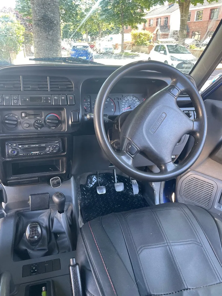 2000 isuzu trooper 3.0 lwb commercial fresh doe - Image 4