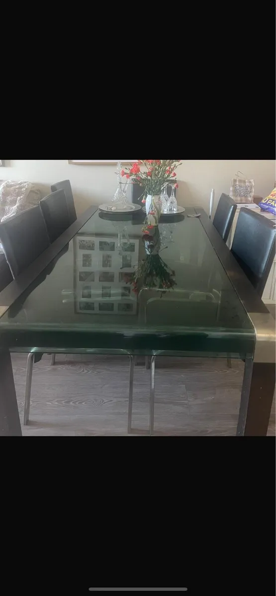Table 6 chairs 1 tv unit 1 tv - Image 1