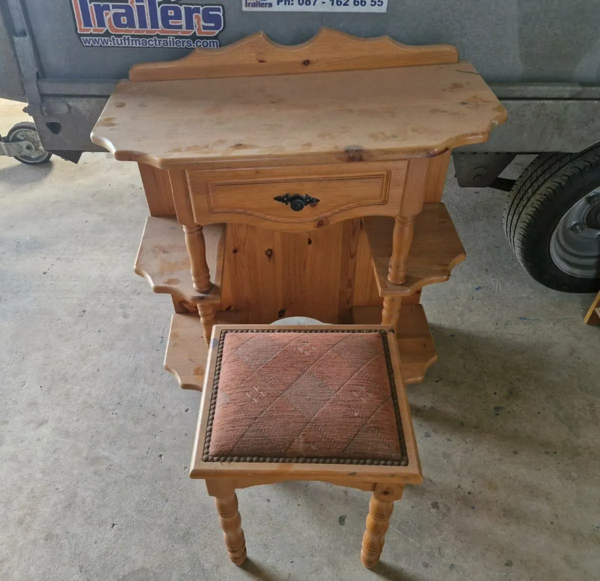 Vanity / writing table Furniture clearout - Image 1