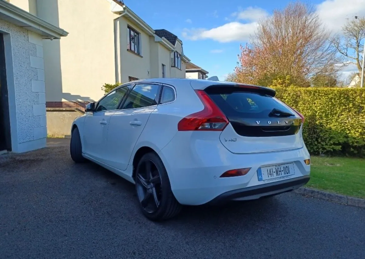 Volvo V40 - Image 1