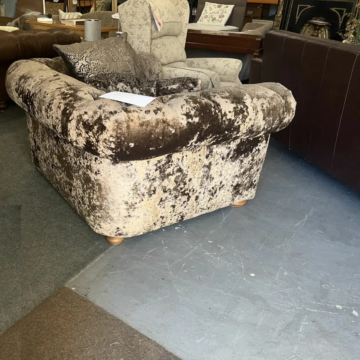 Luxurious Coffee Coloured Love Seat - Image 4