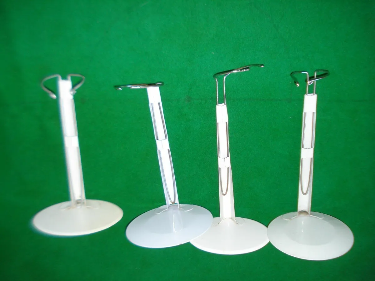 4 METAL ADJUSTABLE DOLL STANDS. - Image 2