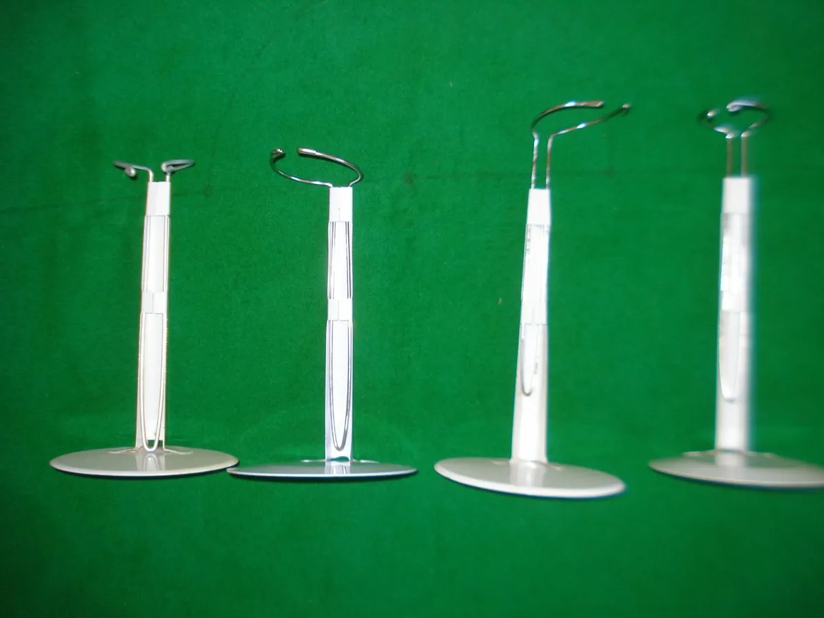 4 METAL ADJUSTABLE DOLL STANDS. - Image 3