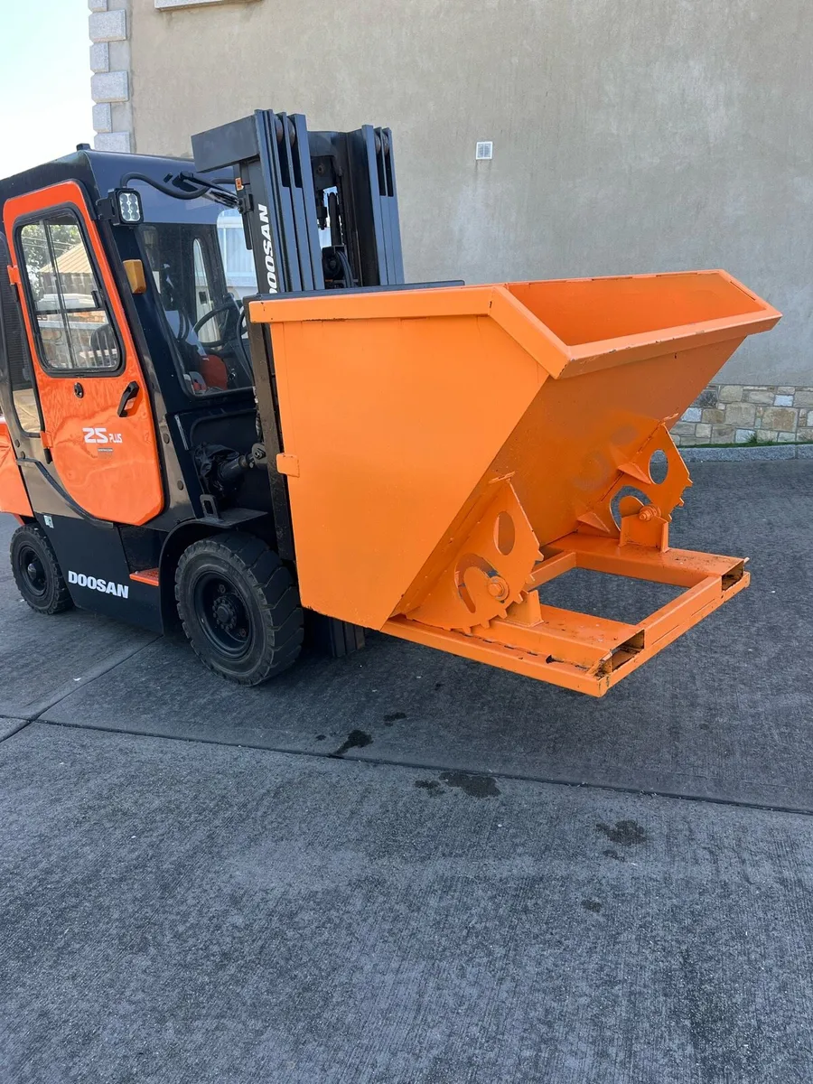 Brand New Tipping skips - Image 1