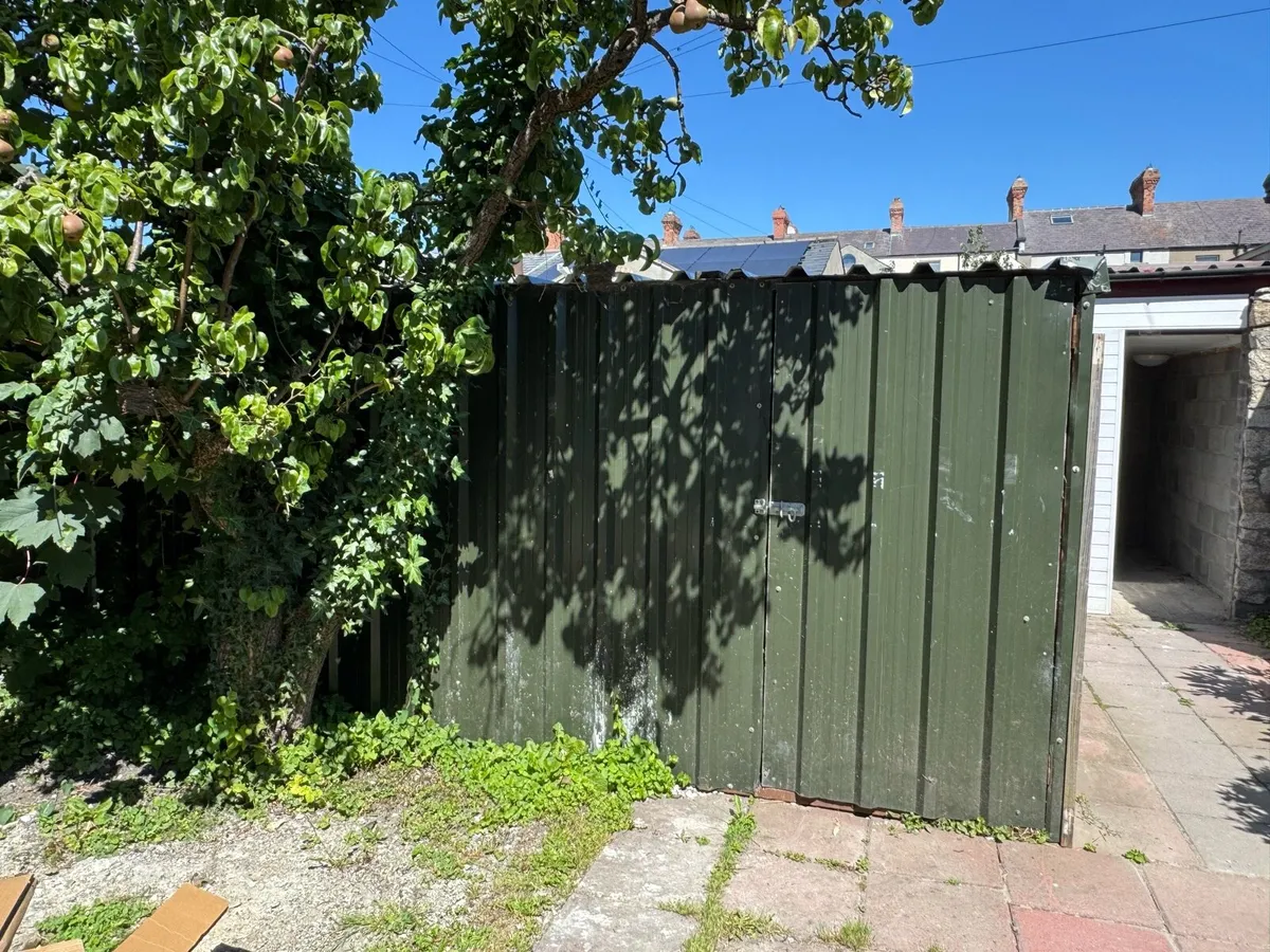 Metal shed - FREE - Image 1