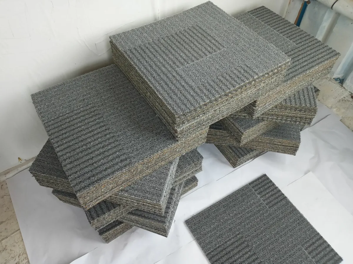 Delivery - Lot of 115 Carpet Tiles Good Condition - Image 1