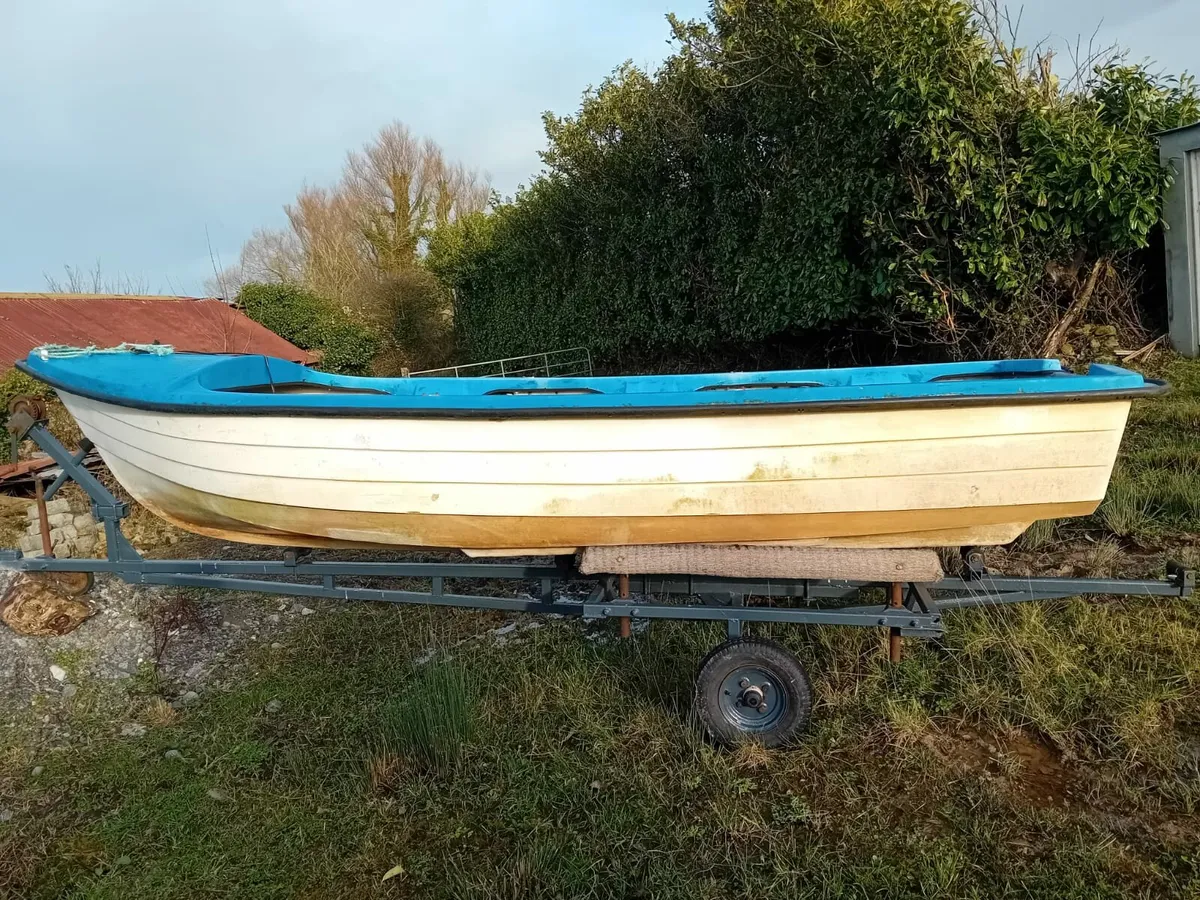 Fiberglass fishing boat - Image 2