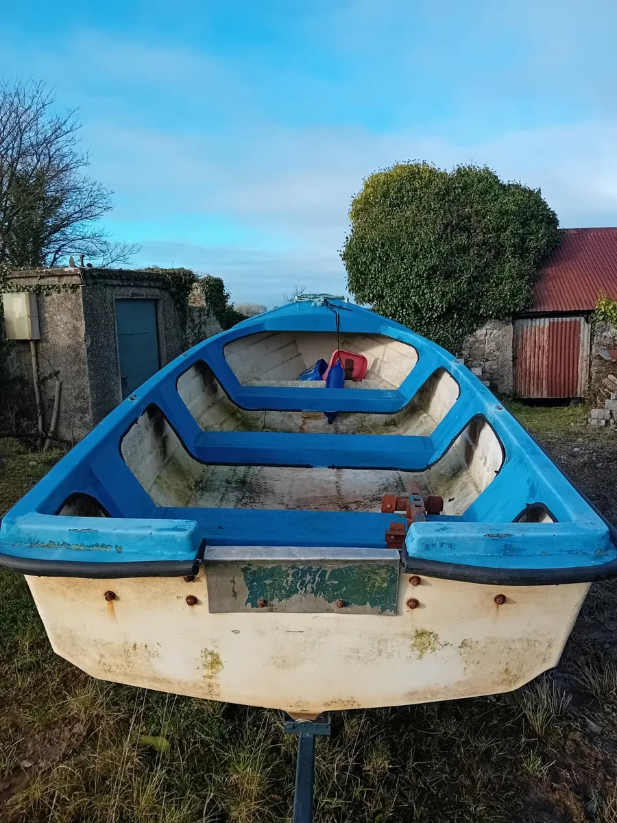 Fiberglass fishing boat - Image 3