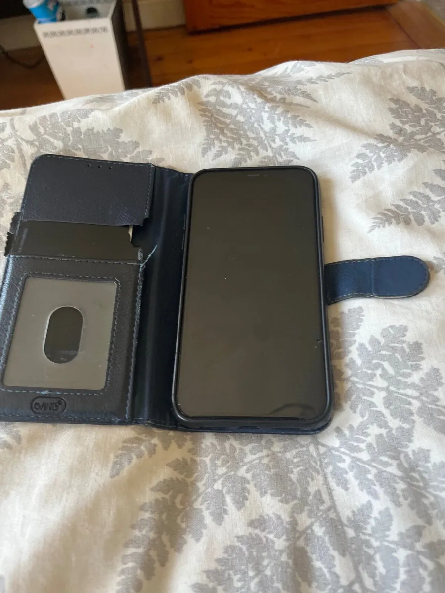 iPhone 11 - Image 2