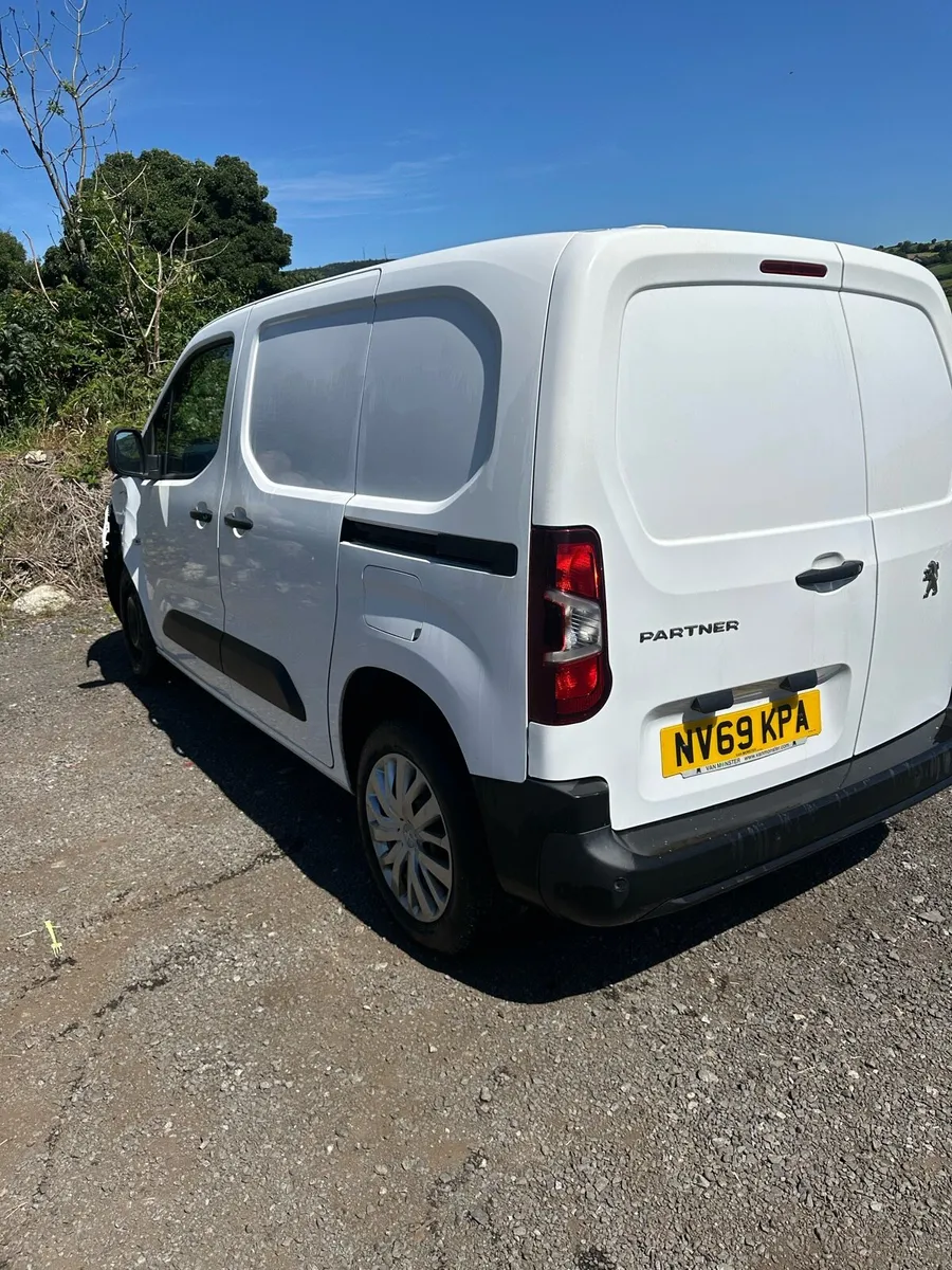 2020 Peugeot partner for breaking only - Image 4