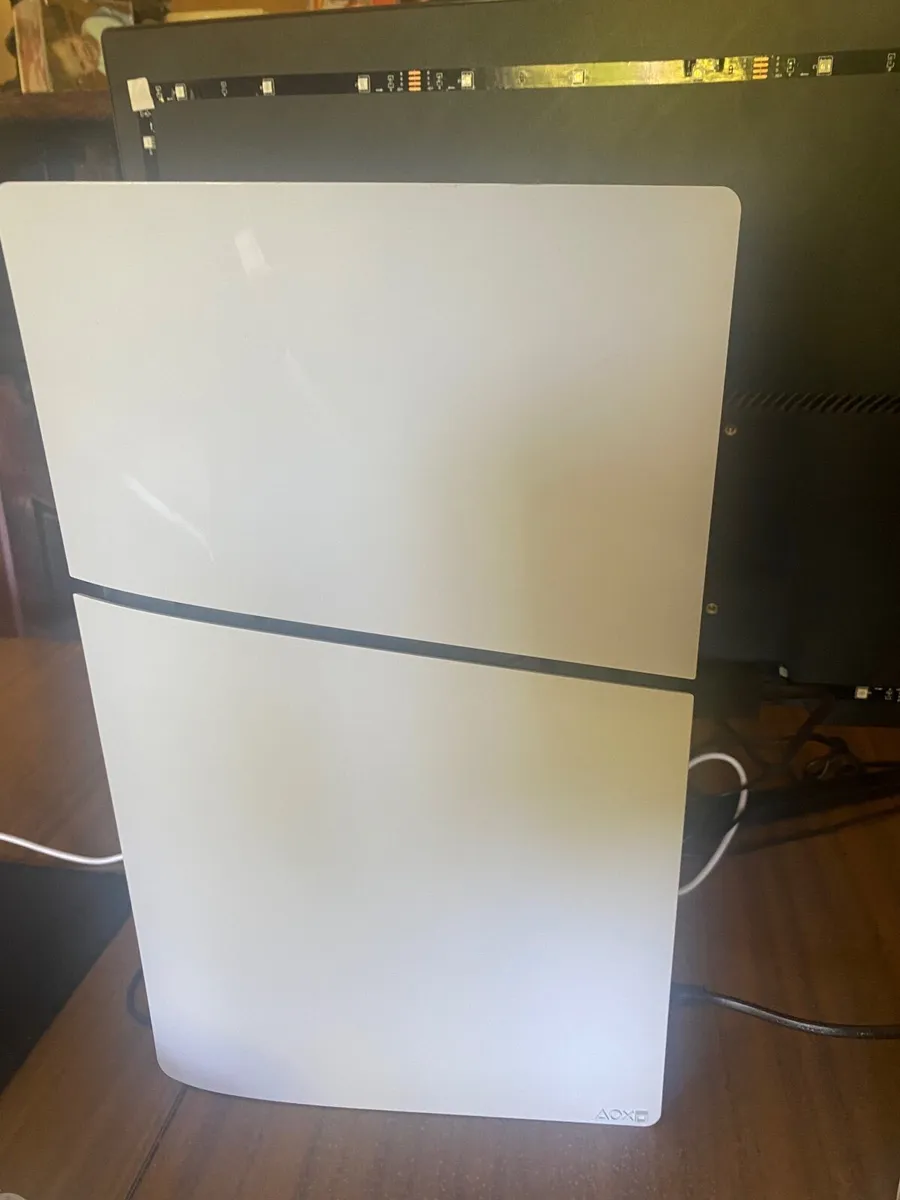 Ps5 with controller and charging station - Image 2