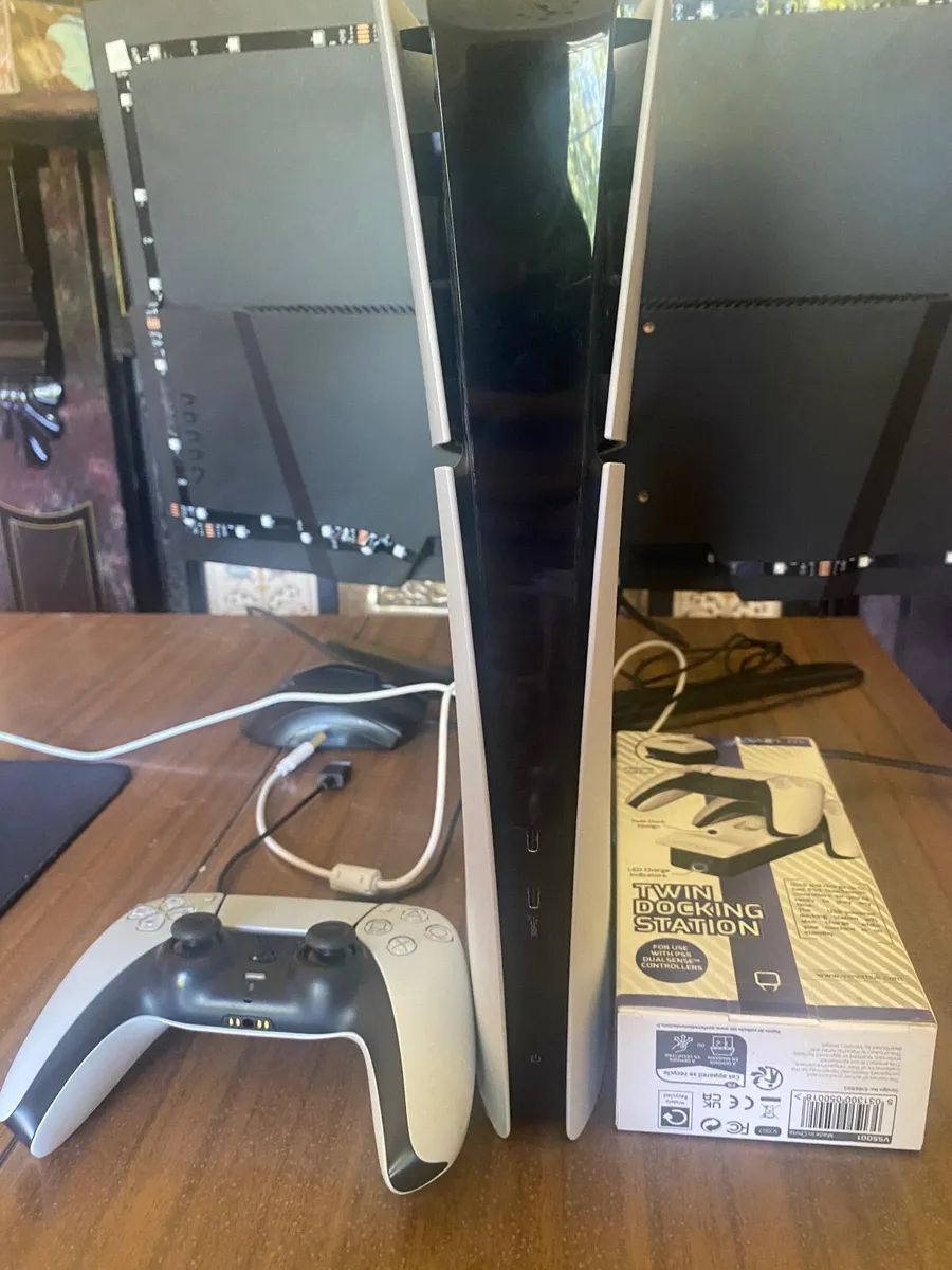 Ps5 with controller and charging station - Image 3