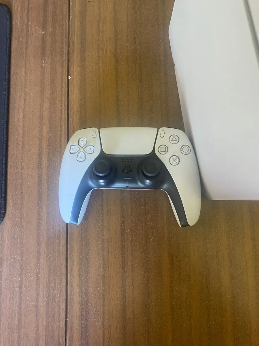 Ps5 with controller and charging station - Image 4