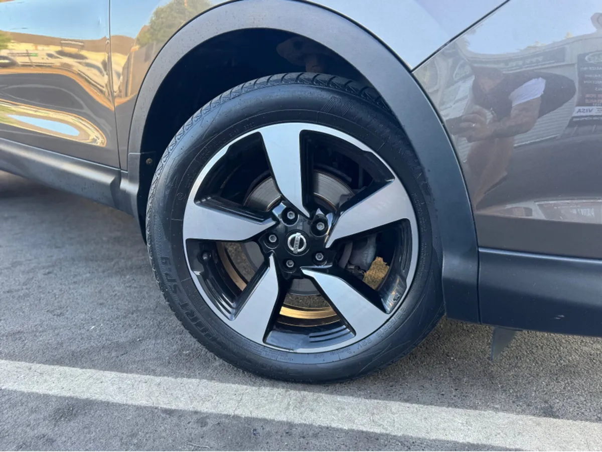 Nissan Qashqai 1.2 SV PREMIUM '17 4DR - Image 2