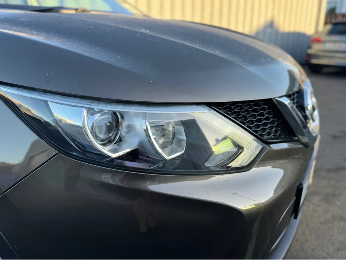 Nissan Qashqai 1.2 SV PREMIUM '17 4DR - Image 3