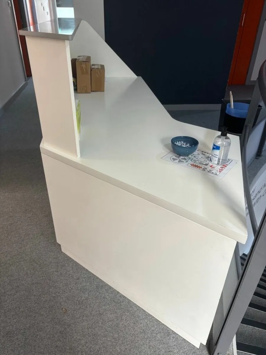Reception desk - Image 2