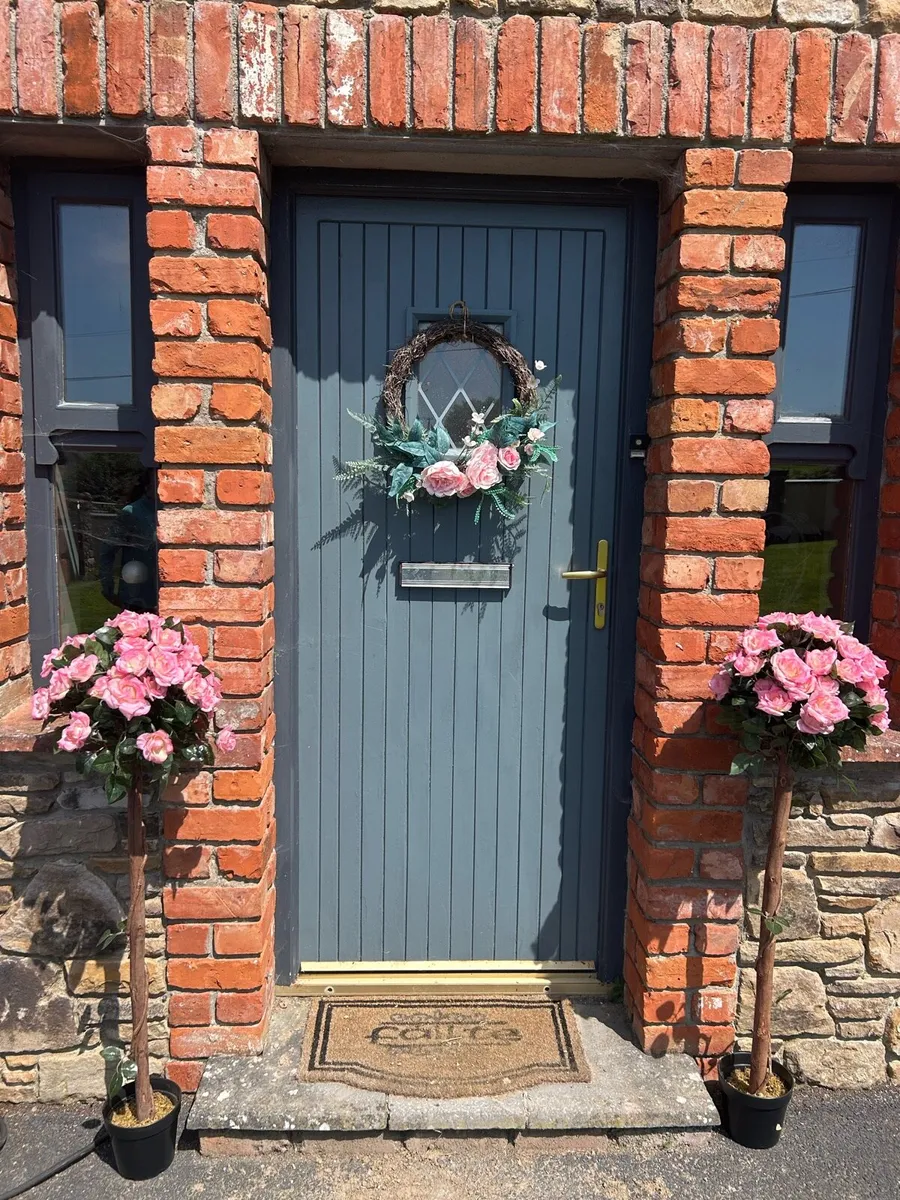 Pair of decorative Fake Rose Trees - Image 2