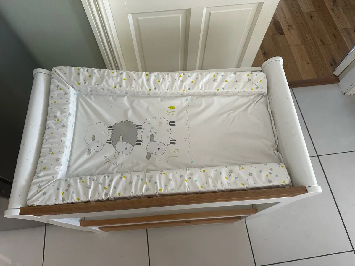 Changing table - Image 2