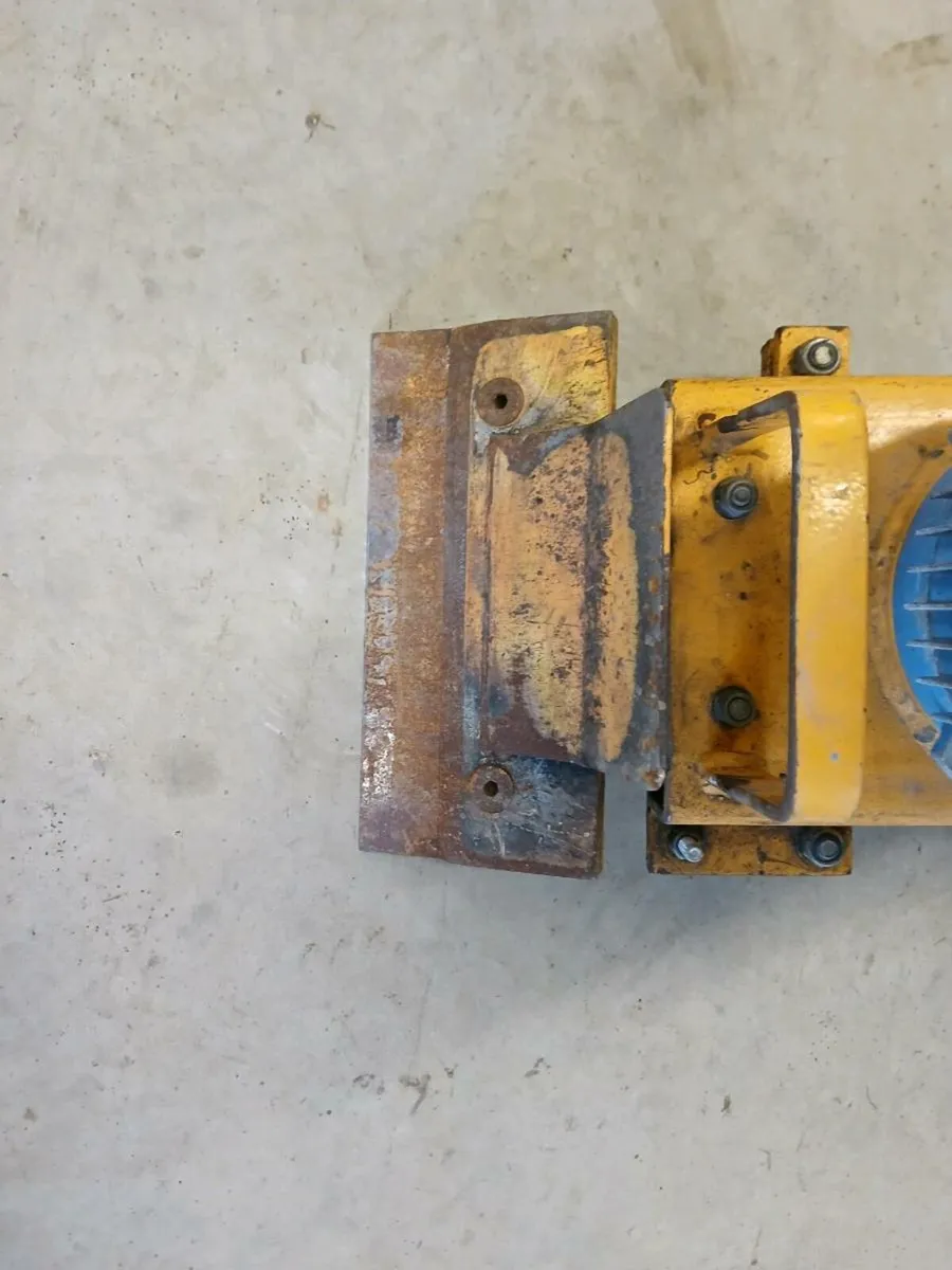 Floor tile lifter - Image 2