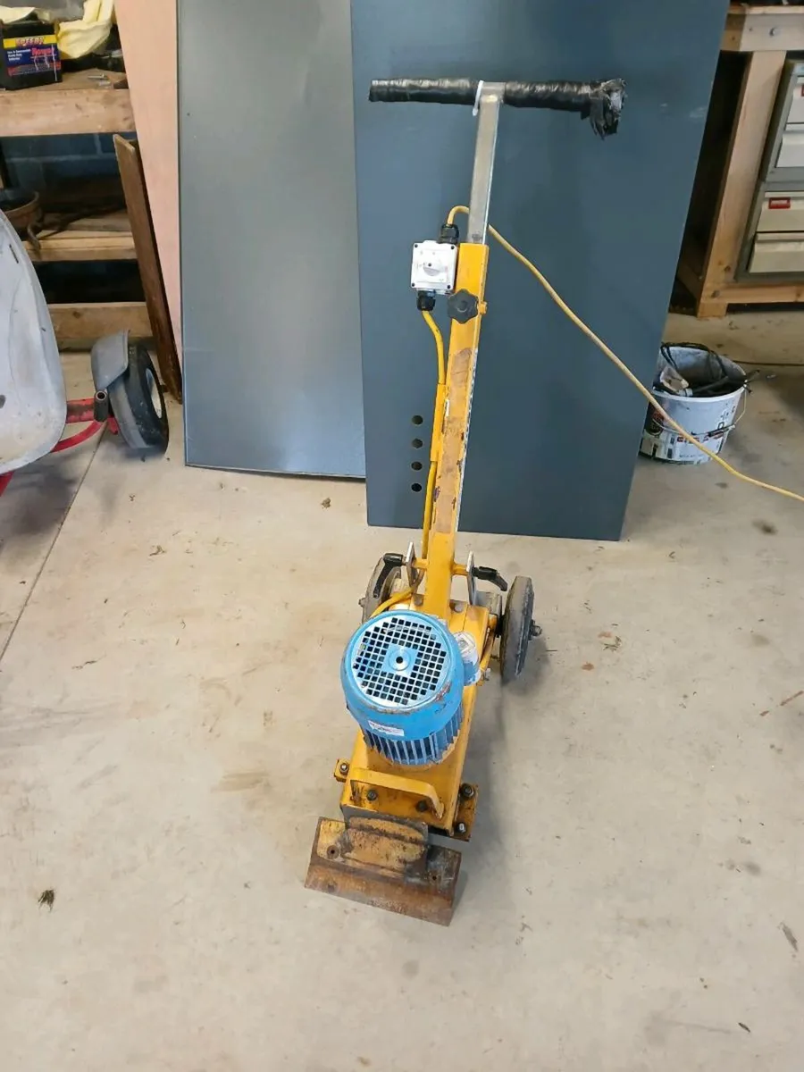 Floor tile lifter - Image 1