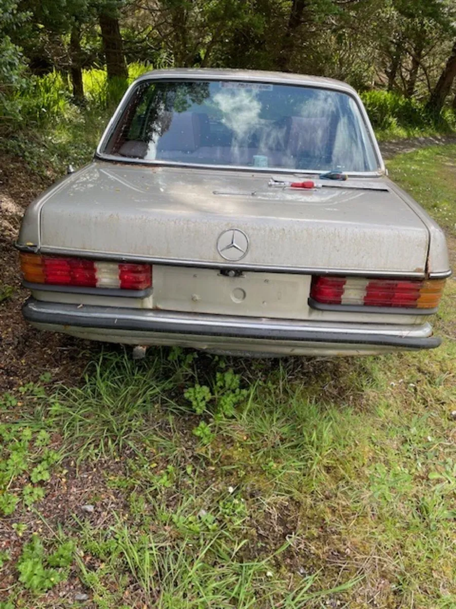 Mercedes 200 W123. For parts only - Image 1