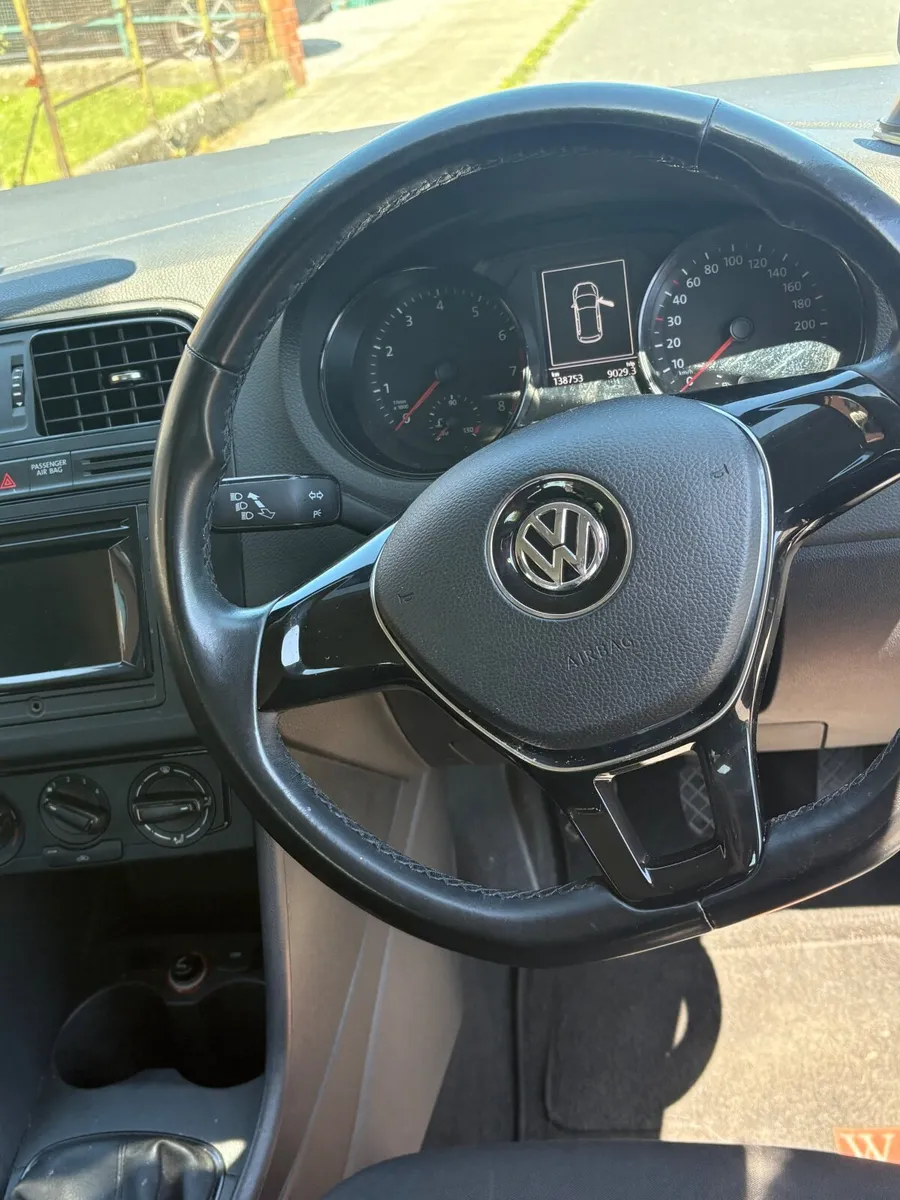 Volkswagen Polo 2015 - Image 2